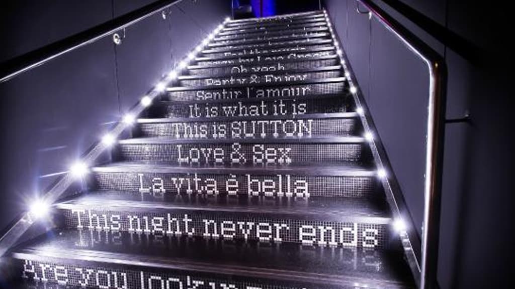 Escaleras con letras de Sutton Barcelona